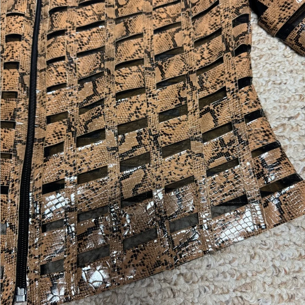 Becky&Bobby Chic Gold and Black Patterned Blazer - Picture 7 of 16